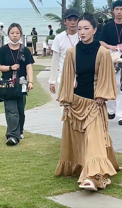 红毯看点多！代露娃摔3次，沈佳润走过头，张予曦被吹成“海胆”