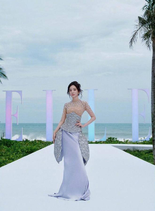 红毯看点多！代露娃摔3次，沈佳润走过头，张予曦被吹成“海胆”