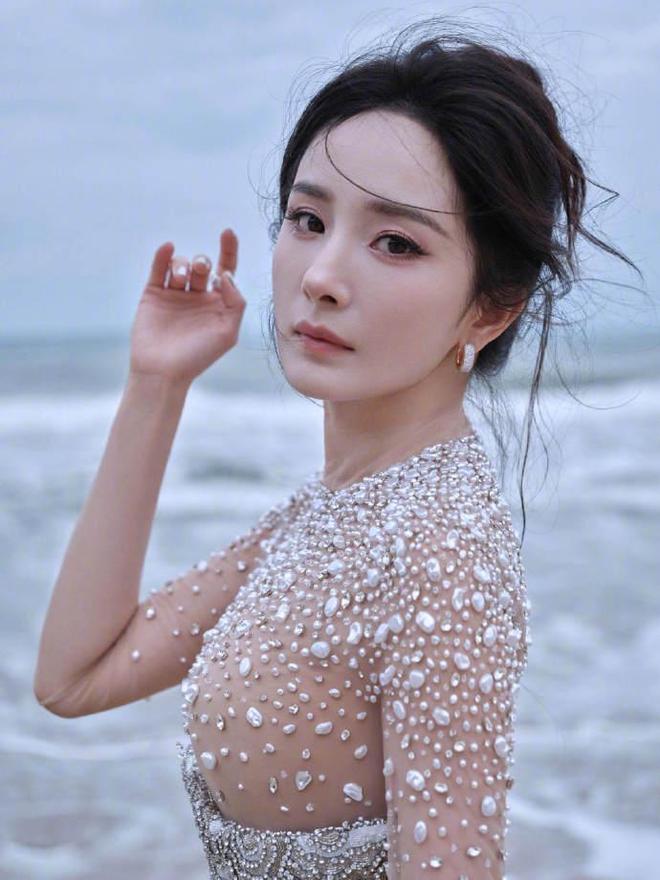 红毯看点多！代露娃摔3次，沈佳润走过头，张予曦被吹成“海胆”