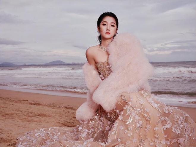 红毯看点多！代露娃摔3次，沈佳润走过头，张予曦被吹成“海胆”