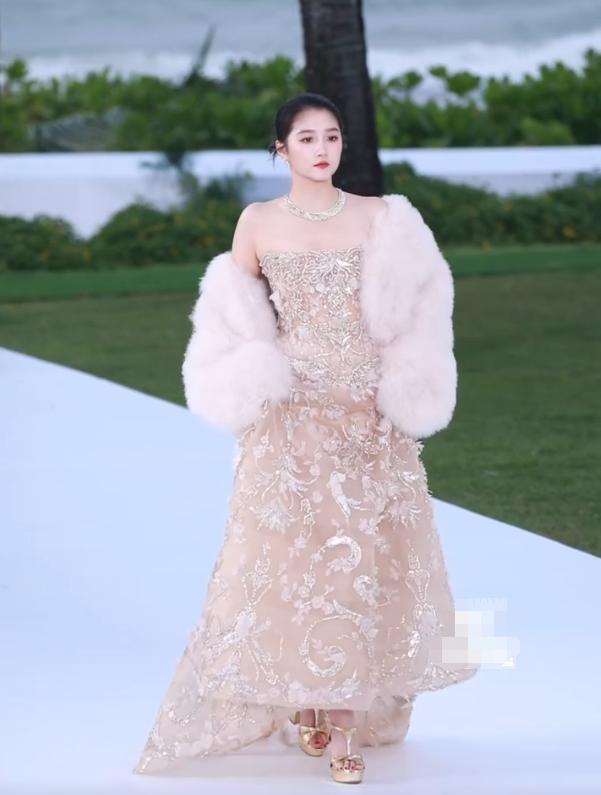 红毯看点多！代露娃摔3次，沈佳润走过头，张予曦被吹成“海胆”