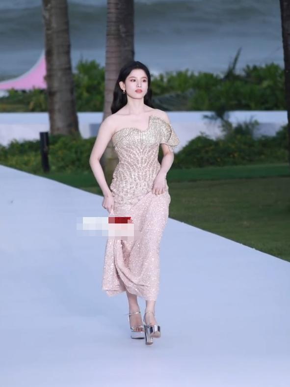 红毯看点多！代露娃摔3次，沈佳润走过头，张予曦被吹成“海胆”