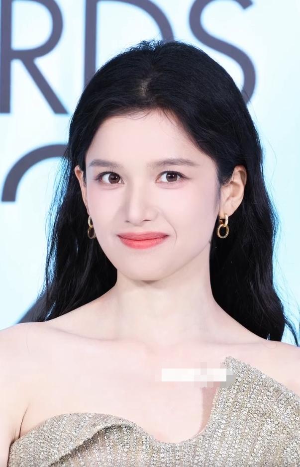 红毯看点多！代露娃摔3次，沈佳润走过头，张予曦被吹成“海胆”