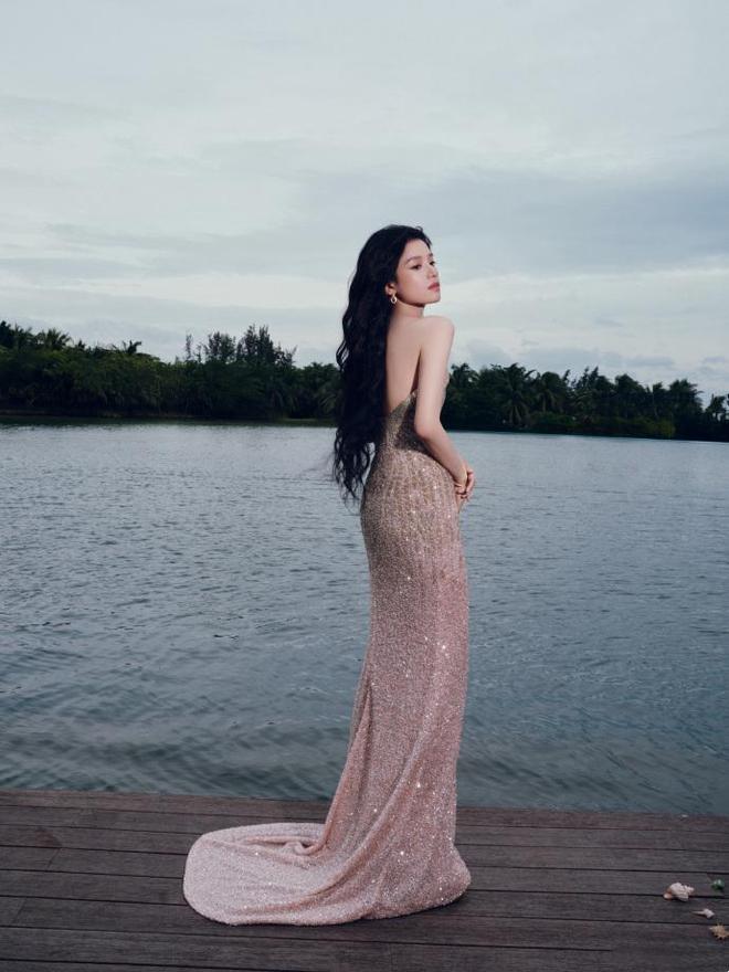 红毯看点多！代露娃摔3次，沈佳润走过头，张予曦被吹成“海胆”