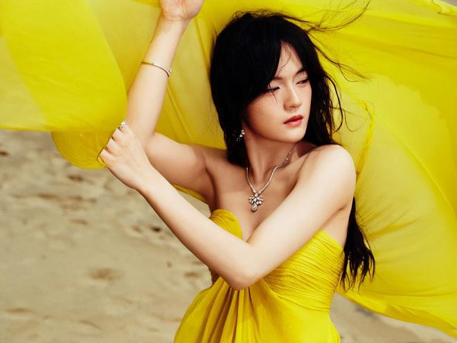 红毯看点多！代露娃摔3次，沈佳润走过头，张予曦被吹成“海胆”