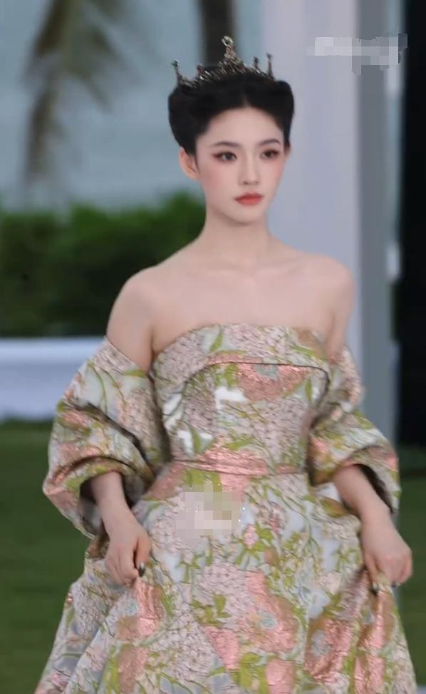 红毯看点多！代露娃摔3次，沈佳润走过头，张予曦被吹成“海胆”