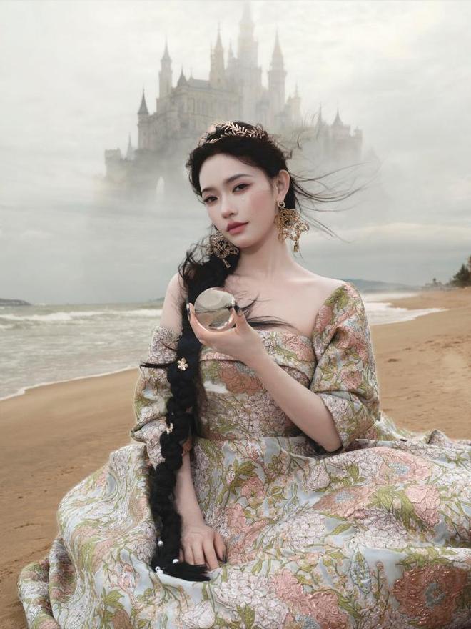 红毯看点多！代露娃摔3次，沈佳润走过头，张予曦被吹成“海胆”