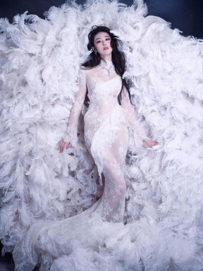 红毯看点多！代露娃摔3次，沈佳润走过头，张予曦被吹成“海胆”