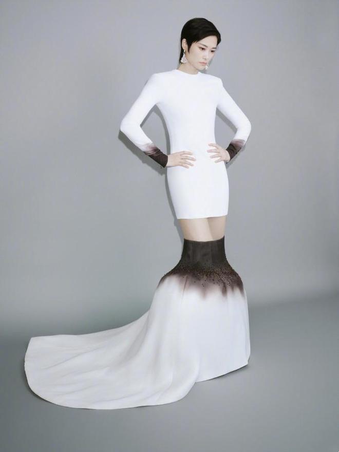 红毯看点多！代露娃摔3次，沈佳润走过头，张予曦被吹成“海胆”