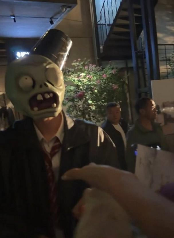 林一的万圣节大作战：从“僵尸”到“浪漫疯子”的惊喜派对