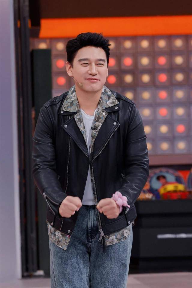 王耀庆回应钟楚曦贴脸开大：口误吃螺丝没内涵没调侃，再不主持了