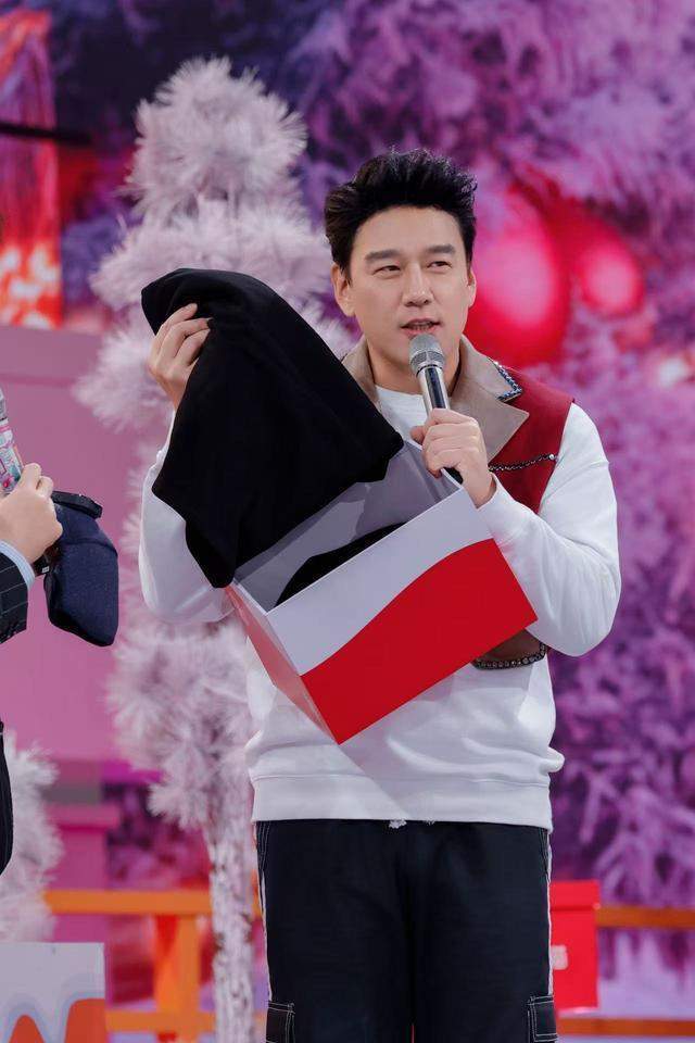 王耀庆回应钟楚曦贴脸开大：口误吃螺丝没内涵没调侃，再不主持了