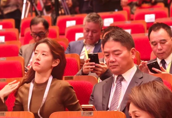 刘强东搀扶章泽天，女方态度冷淡疑似冷战，像极黄晓明给杨颖提裙