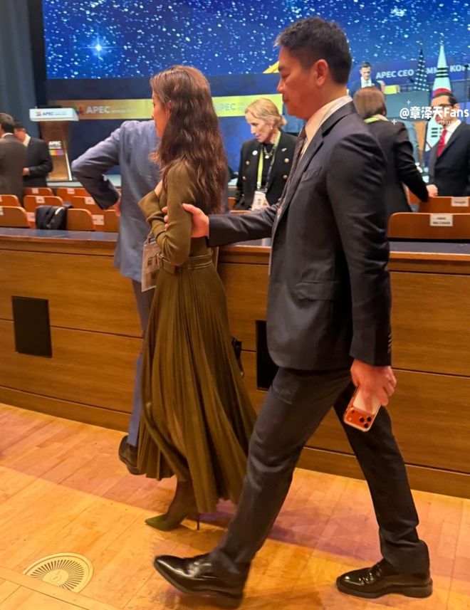 刘强东搀扶章泽天，女方态度冷淡疑似冷战，像极黄晓明给杨颖提裙
