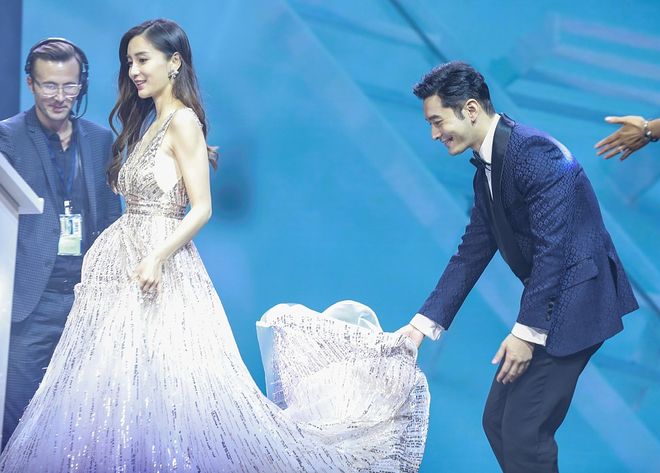 刘强东搀扶章泽天，女方态度冷淡疑似冷战，像极黄晓明给杨颖提裙