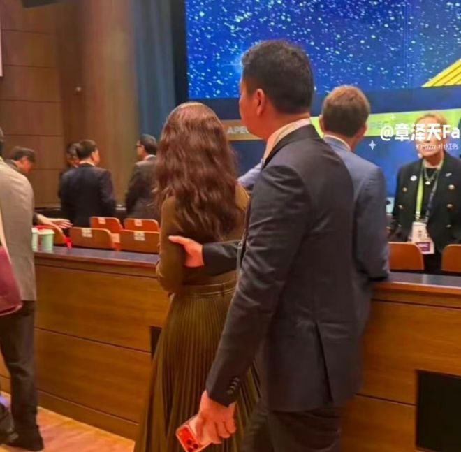 刘强东搀扶章泽天，女方态度冷淡疑似冷战，像极黄晓明给杨颖提裙