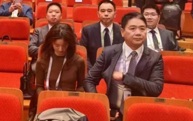 刘强东搀扶章泽天，女方态度冷淡疑似冷战，像极黄晓明给杨颖提裙