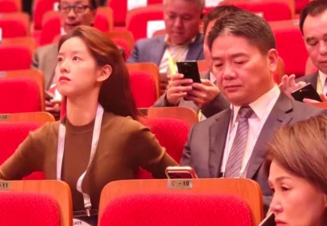 刘强东搀扶章泽天，女方态度冷淡疑似冷战，像极黄晓明给杨颖提裙