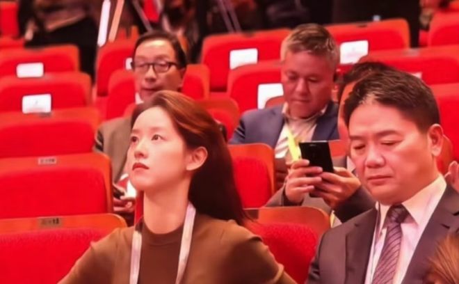 章泽天刘强东合体！女方身体躲避男方眉头紧皱，网友感叹貌合神离