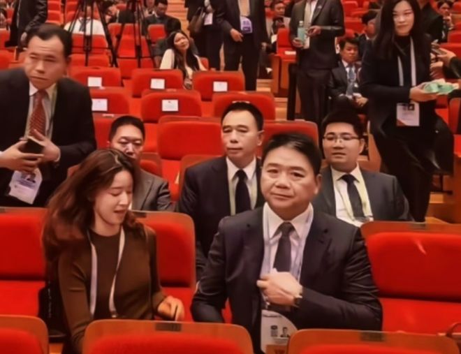 章泽天刘强东合体！女方身体躲避男方眉头紧皱，网友感叹貌合神离