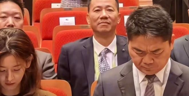 章泽天刘强东合体！女方身体躲避男方眉头紧皱，网友感叹貌合神离