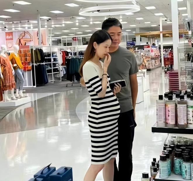 章泽天刘强东合体！女方身体躲避男方眉头紧皱，网友感叹貌合神离