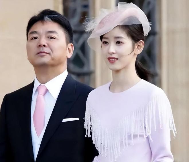 章泽天刘强东合体！女方身体躲避男方眉头紧皱，网友感叹貌合神离