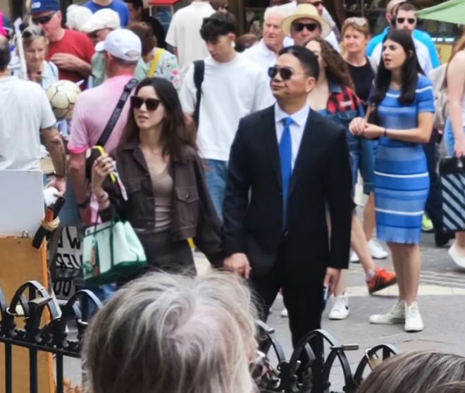 章泽天刘强东合体！女方身体躲避男方眉头紧皱，网友感叹貌合神离