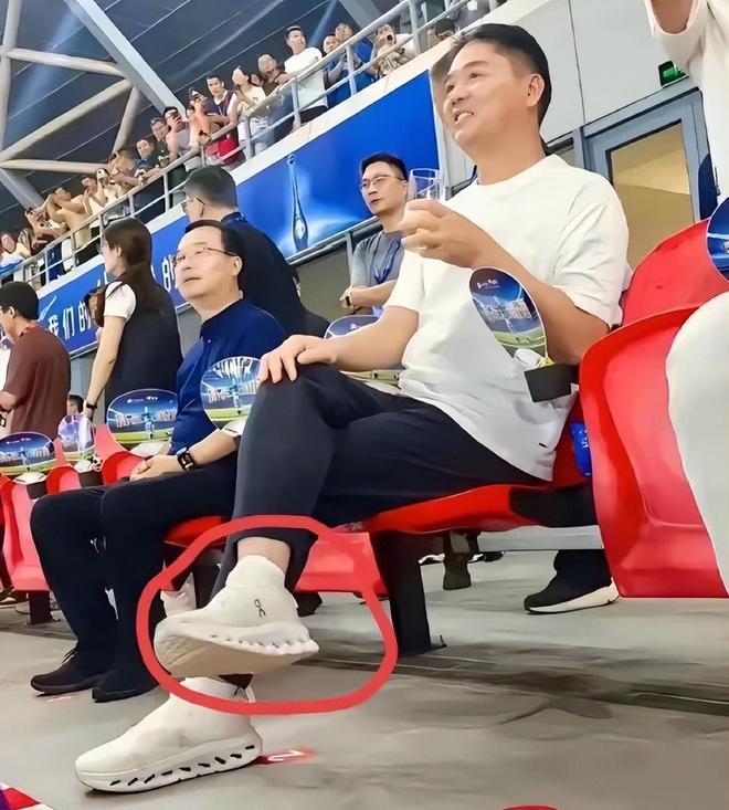 章泽天刘强东合体！女方身体躲避男方眉头紧皱，网友感叹貌合神离