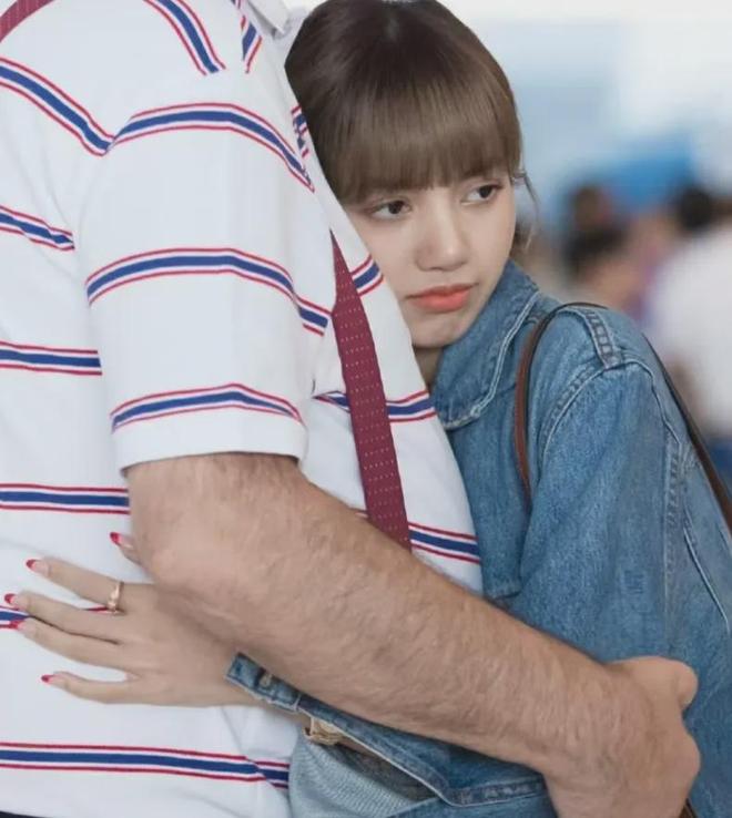 Lisa和白人继父互动惹争议，二人合影亲密，继父把手搭Lisa屁股上