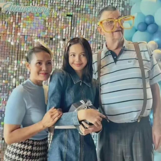 Lisa和白人继父互动惹争议，二人合影亲密，继父把手搭Lisa屁股上