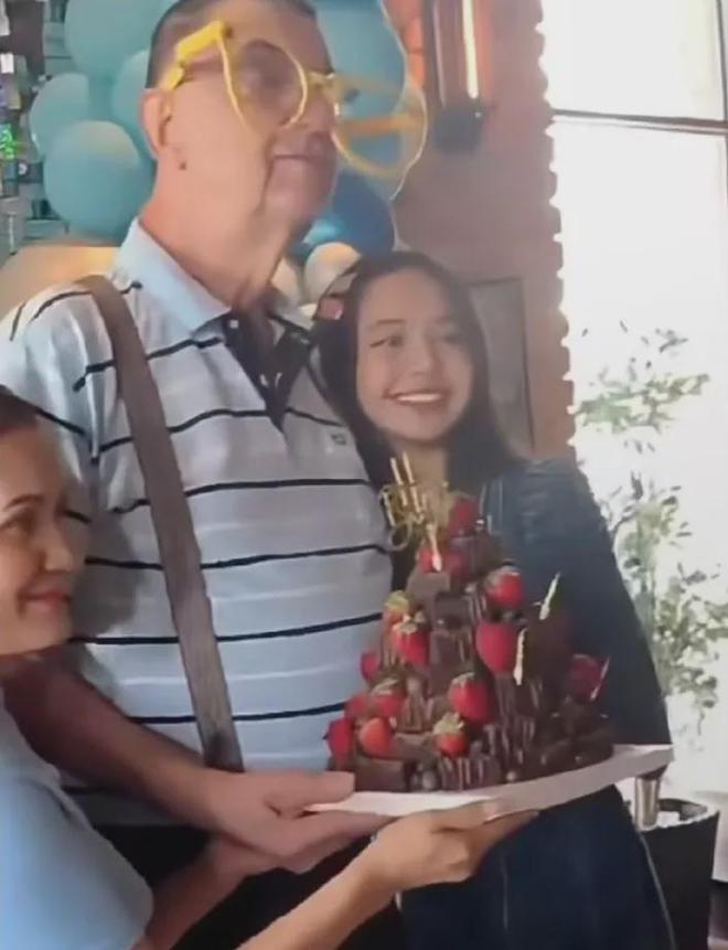 Lisa和白人继父互动惹争议，二人合影亲密，继父把手搭Lisa屁股上