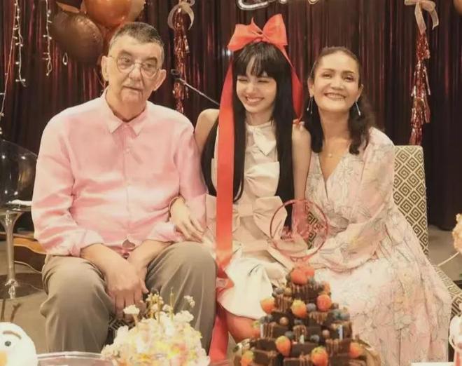 Lisa和白人继父互动惹争议，二人合影亲密，继父把手搭Lisa屁股上