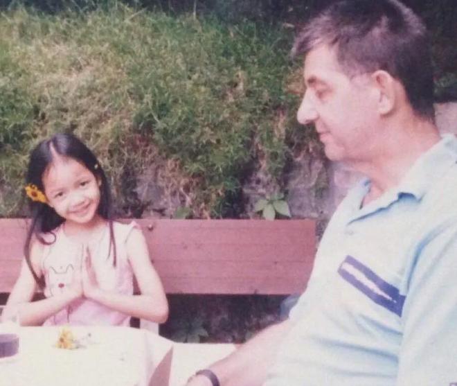 Lisa和白人继父互动惹争议，二人合影亲密，继父把手搭Lisa屁股上