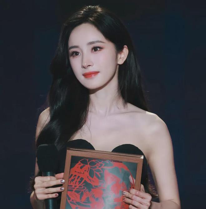 杨幂新剧拿奖，赵丽颖评奖期内颗粒无收，85花top还能争十年