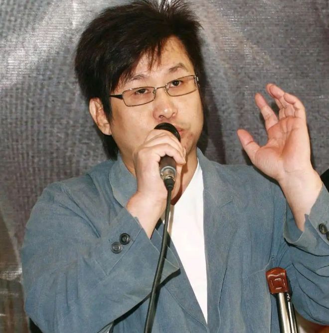 郑智化风波反转！机场倍速播放惹争议，媒体点评：郑智化无须道歉