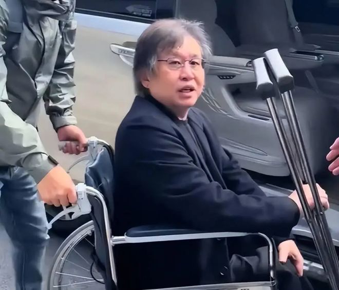 郑智化风波反转！机场倍速播放惹争议，媒体点评：郑智化无须道歉