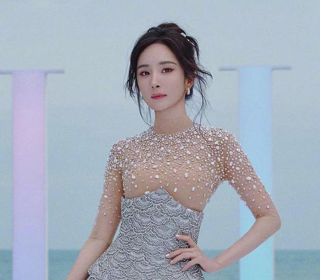 ELLE盛典红毯状况百出，有人摔倒、有人背手像逛大街，秒变菜市场