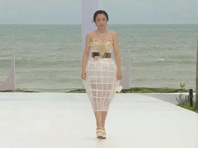 ELLE盛典红毯状况百出，有人摔倒、有人背手像逛大街，秒变菜市场