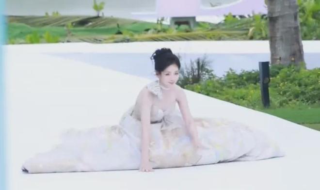 ELLE盛典红毯状况百出，有人摔倒、有人背手像逛大街，秒变菜市场