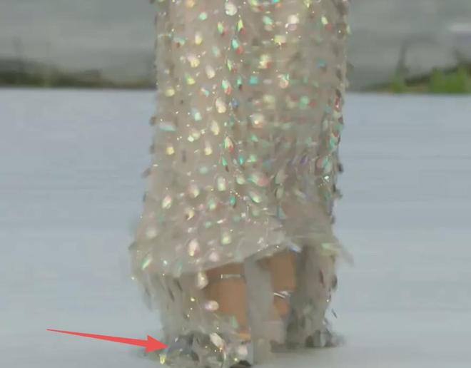 ELLE盛典红毯状况百出，有人摔倒、有人背手像逛大街，秒变菜市场