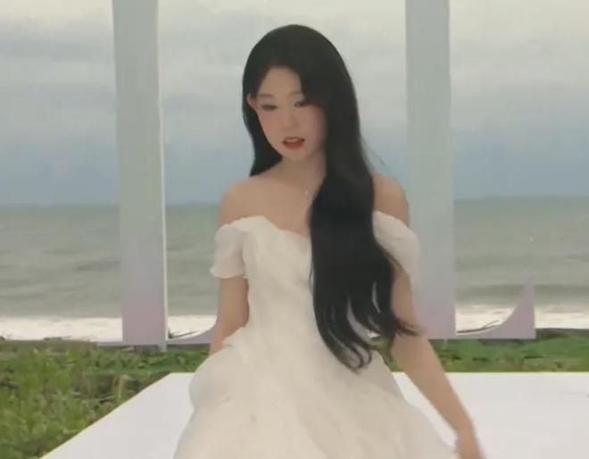 ELLE盛典红毯状况百出，有人摔倒、有人背手像逛大街，秒变菜市场