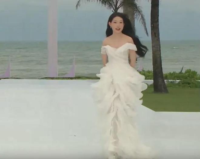 ELLE盛典红毯状况百出，有人摔倒、有人背手像逛大街，秒变菜市场