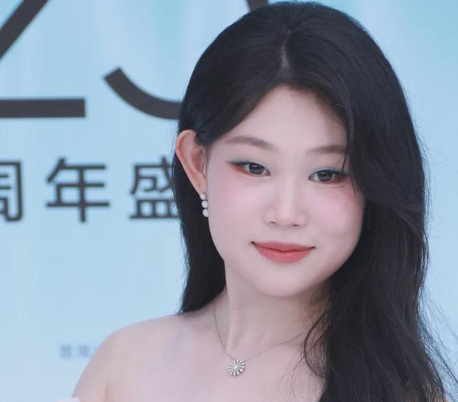 ELLE盛典红毯状况百出，有人摔倒、有人背手像逛大街，秒变菜市场