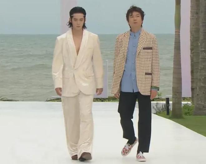 ELLE盛典红毯状况百出，有人摔倒、有人背手像逛大街，秒变菜市场