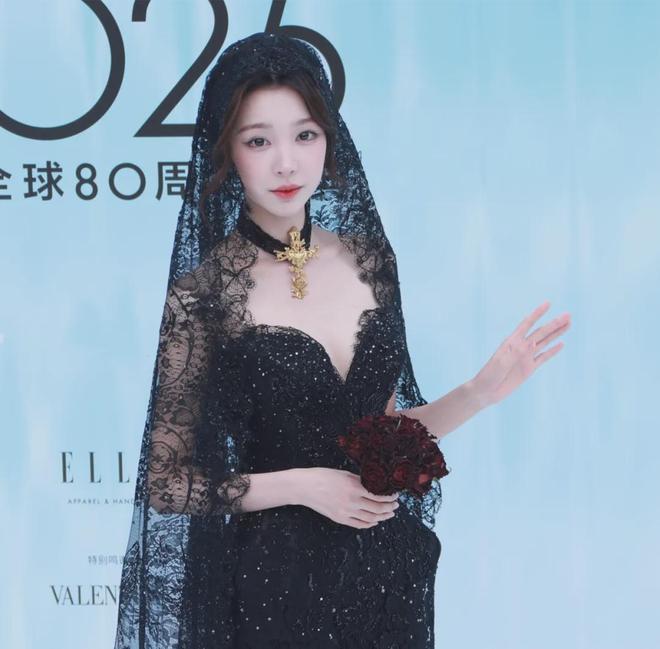 ELLE盛典红毯状况百出，有人摔倒、有人背手像逛大街，秒变菜市场