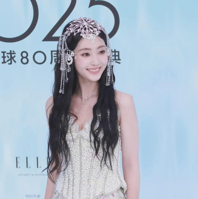 ELLE盛典红毯状况百出，有人摔倒、有人背手像逛大街，秒变菜市场