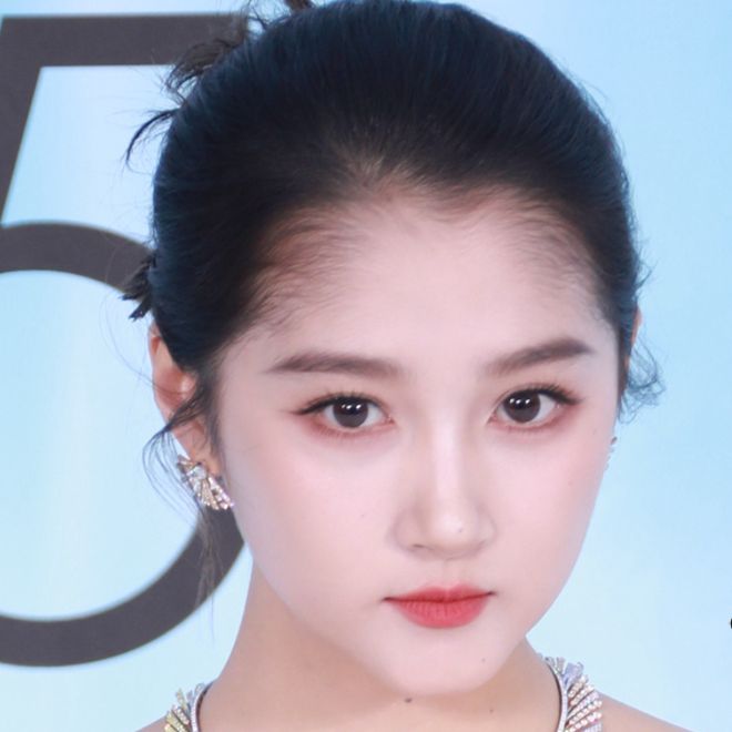 ELLE盛典红毯状况百出，有人摔倒、有人背手像逛大街，秒变菜市场