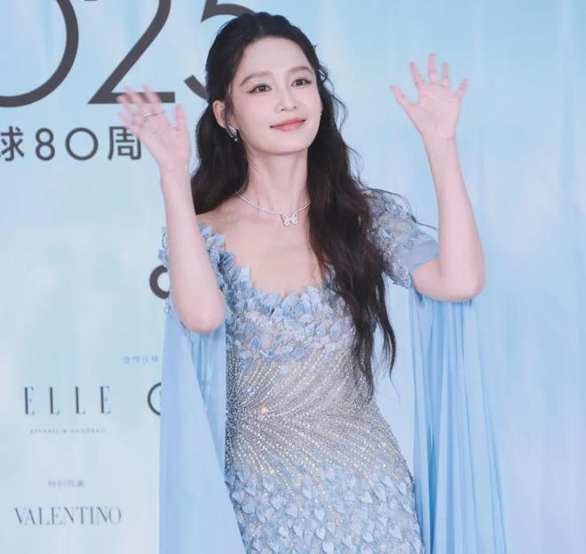 ELLE盛典红毯状况百出，有人摔倒、有人背手像逛大街，秒变菜市场