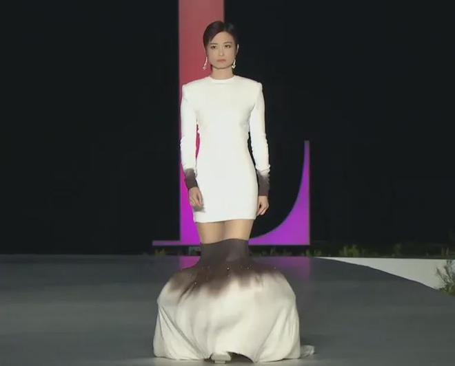 ELLE盛典红毯状况百出，有人摔倒、有人背手像逛大街，秒变菜市场